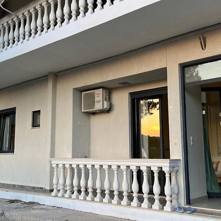 Appartamento 100 Meters From The Sea Xylokastro Esterno foto